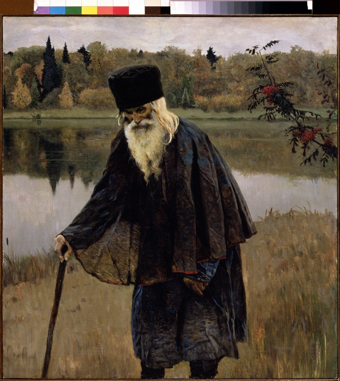 Erakko (Erakko). Vanha mies, jolla on parta ja valkoiset hiukset, kävelee keppinsä yli kumartuneena järven rannalla. Mihail Vasilyevich Nesterovin (1862-1942) maalaus öljy kankaalle tekijältä Mikhail Vasilievich Nesterov
