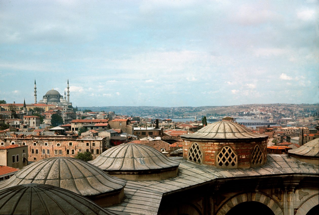 Ottomaanien arkkitehtuuri: näkymä kaupunkiin Süleymaniye-moskeijalla (1550-1557) tekijältä Mimar Sinan