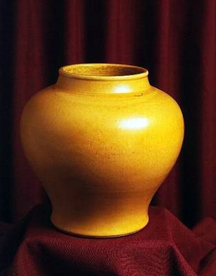 Kirkkaankeltaisella emalilla koristeltu purkki, 1500-luvun loppu (posliini) tekijältä Ming Dynasty Chinese School