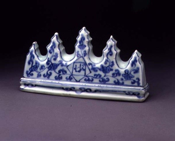 Kynätuki, Ming, n. 1368-1644 (posliini sinisellä aluslasituksella) tekijältä Ming Dynasty Chinese School