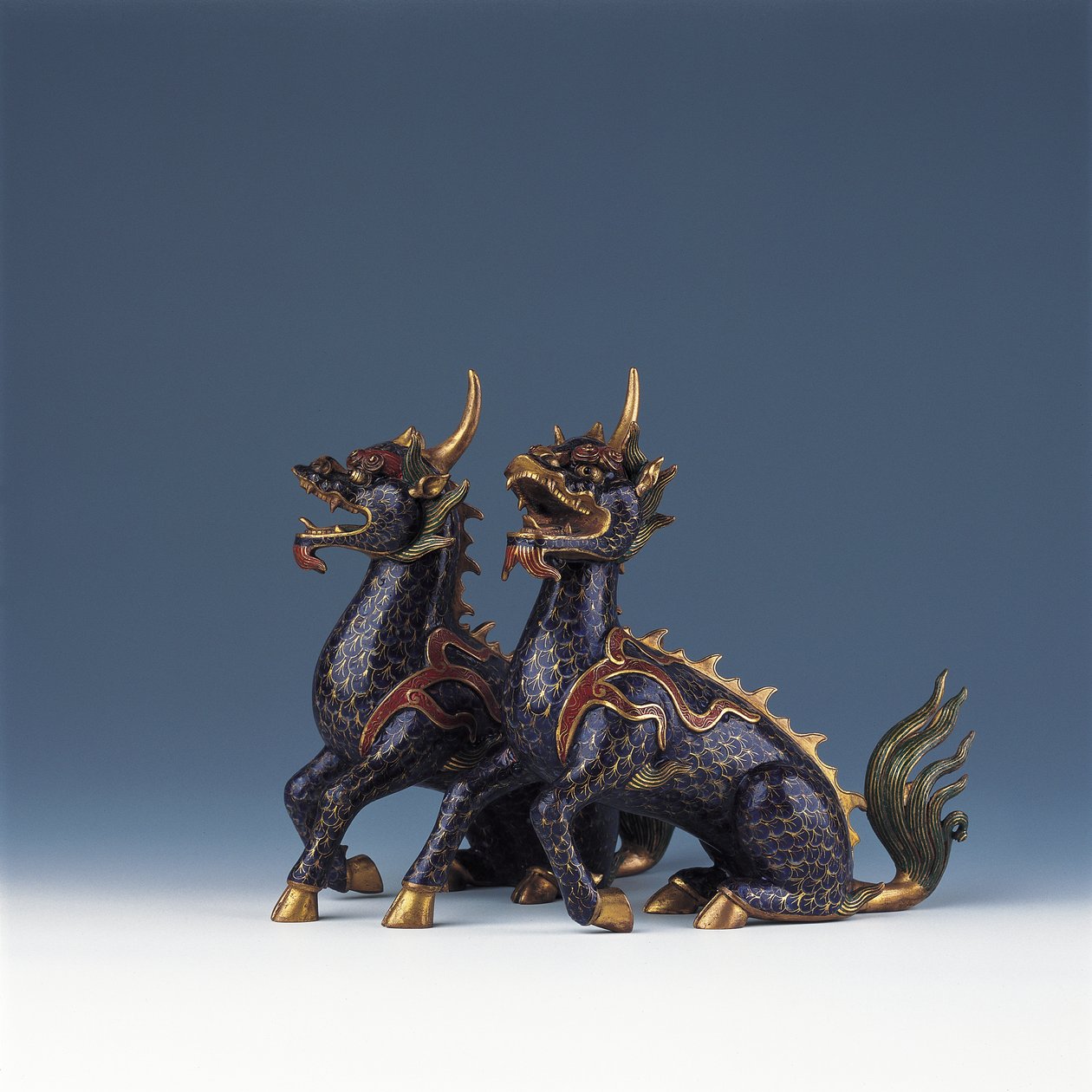 Pari istuvaa qiliniä (cloisonne emali ja kullattu pronssi) tekijältä Ming Dynasty   Wanli Period Chinese School