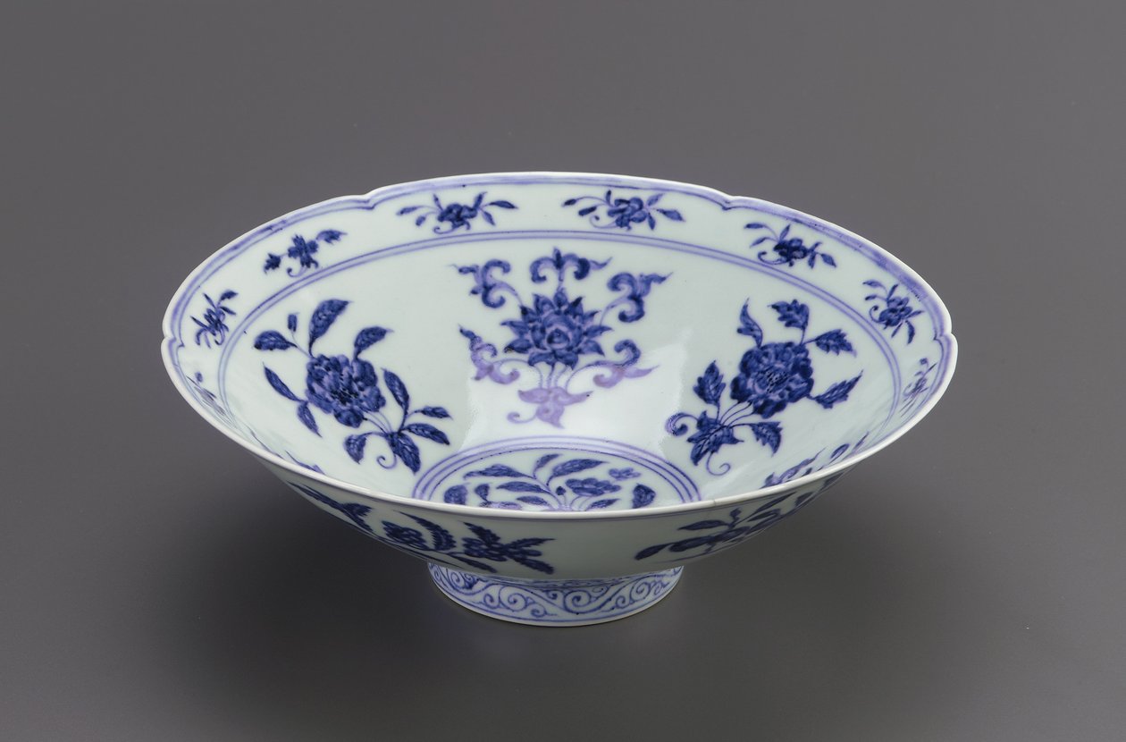 Kulho kartiomaisilla sivuilla ja lehtireunuksella, Jingdezhen, Jiangxin maakunta, 1426-35 (posliini kobolttipigmentillä kirkkaan värittömän lasitteen alla) tekijältä Ming Dynasty Chinese School