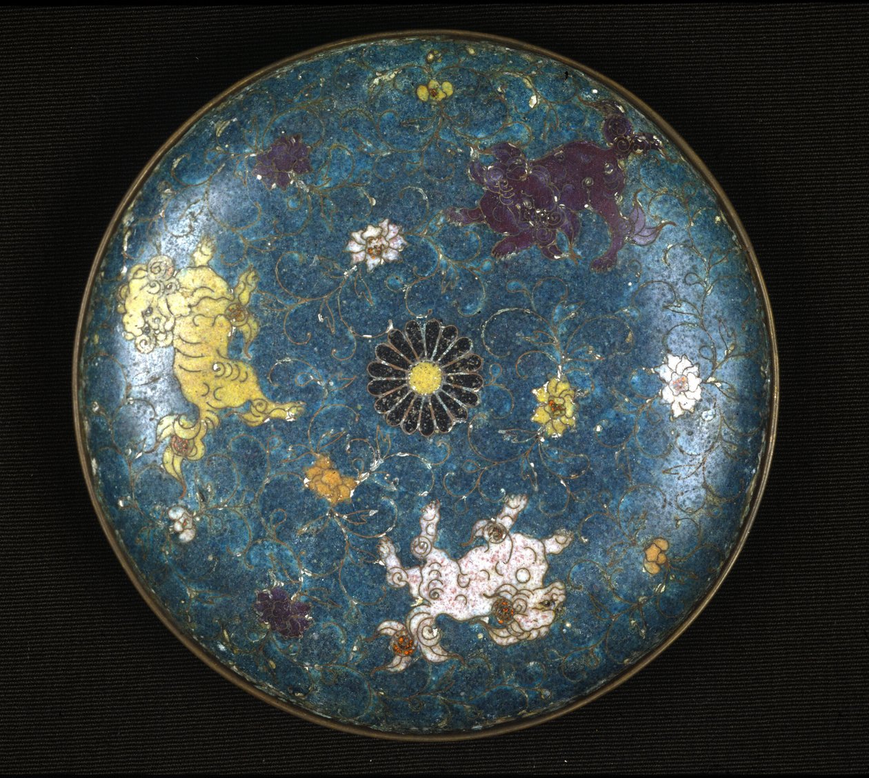 Levy kupari- ja cloisonne-emalilla, Ming-kausi (1368 - 1644). tekijältä Ming Dynasty Chinese School