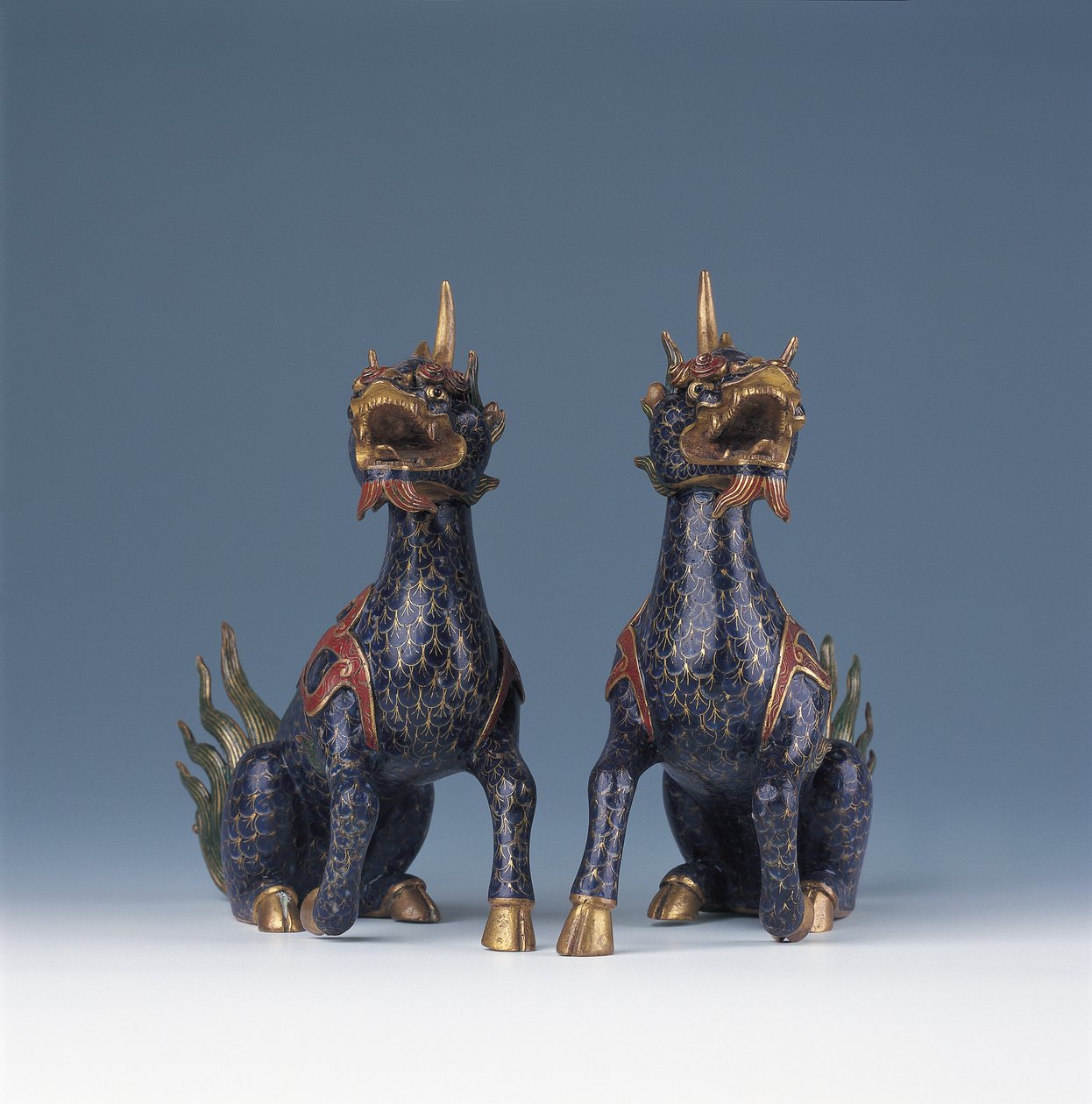 Pari istuvaa qiliniä (cloisonne emali ja kullattu pronssi) tekijältä Ming Dynasty   Wanli Period Chinese School