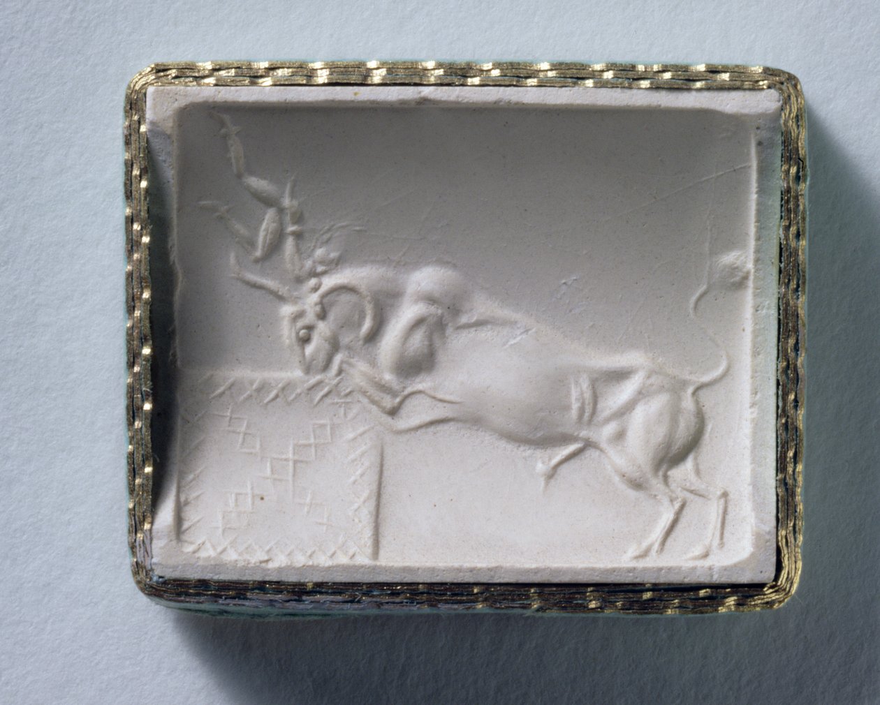 Sylinterisinetin jäljennös, jossa härkä juomassa vesisäiliössä, Knossos, Kreeta, n. 1700-1500 eKr. (kipsi) tekijältä Minoan