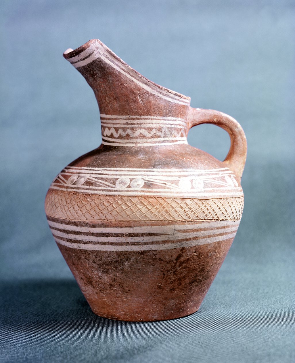 Kannu Knossoksesta, Kreetalta, n. 1700-1500 eKr. (maalatut ja leikatut keramiikka) tekijältä Minoan