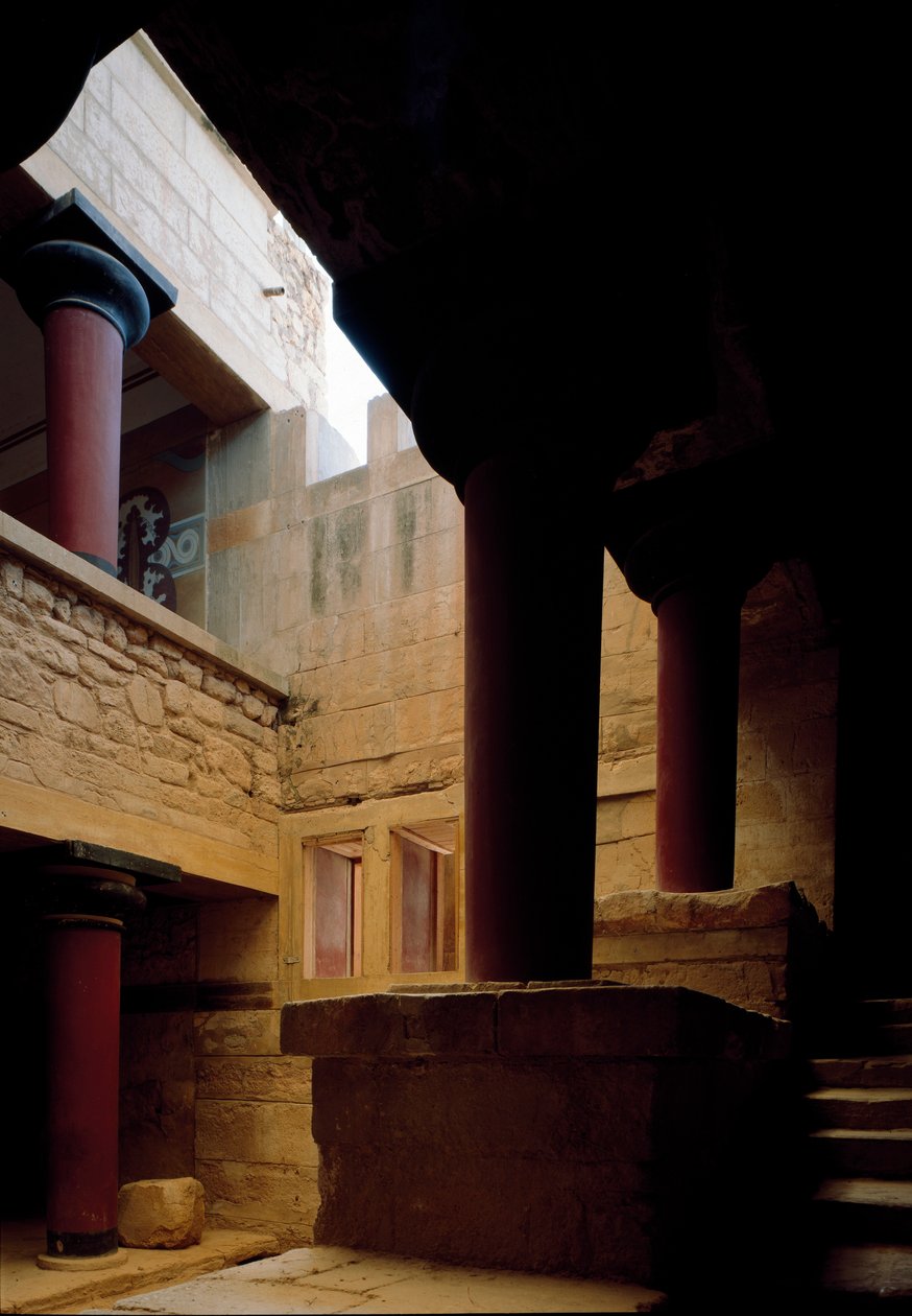 Minolainen taide: näkymä kuningas Minoksen palatsin sisätiloihin Cnossoksessa (Knossos), itämainen portaikko ja kattoikkuna. 1600-1400 eaa. Kreeta tekijältä Minoan