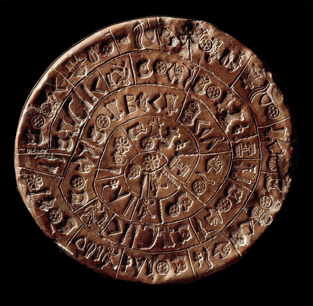 Phaistoksen kiekko (Phaistos Disk, Phaestos Disc) (Minoan taide - 1700 - 1600 eKr.) peitetty hieroglyfeillä. tekijältä Minoan