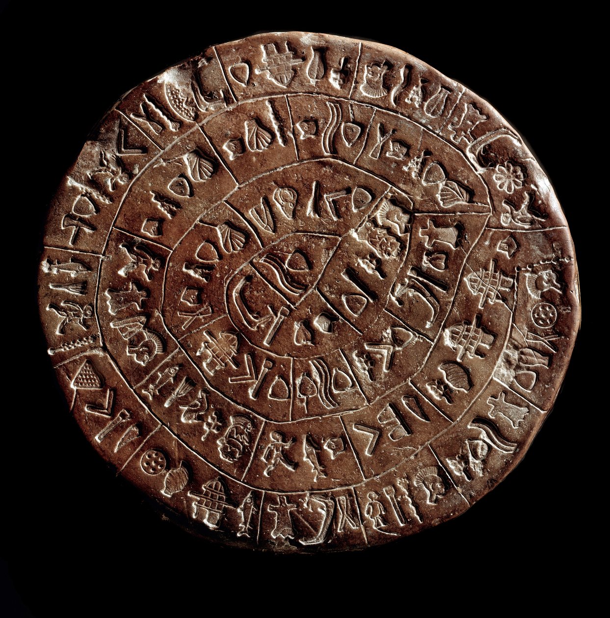 Phaistoksen kiekko (Phaistos Disk, Phaestos Disc) (Minoan taide - 1700 - 1600 eKr.) peitetty hieroglyfeillä. tekijältä Minoan