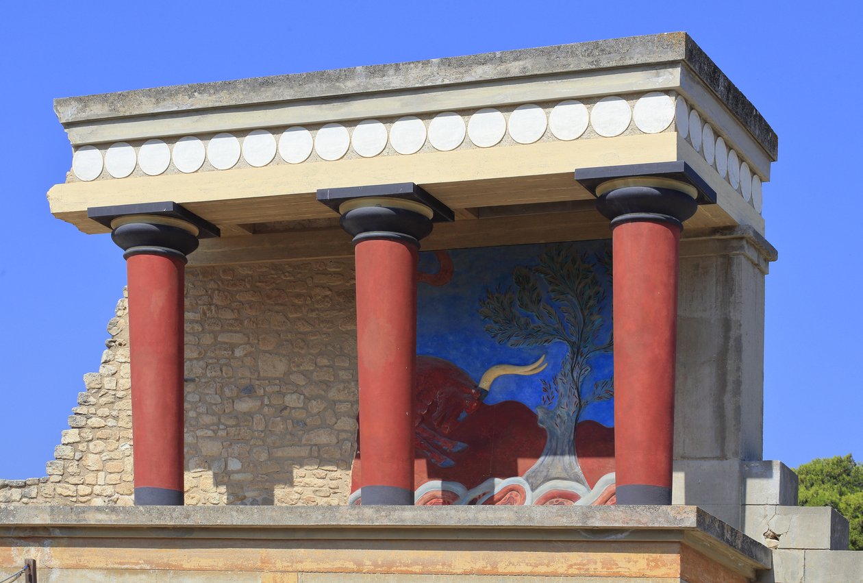 Minoenin Knossoksen arkeologinen alue. Pohjoinen sisäänkäynti, pohjoispilarin sali. Arthur Evansin rekonstruoima linnake, johon hän asetti kopion kunnostetusta härkäfreskosta. Knossos, Kreeta. tekijältä Minoan