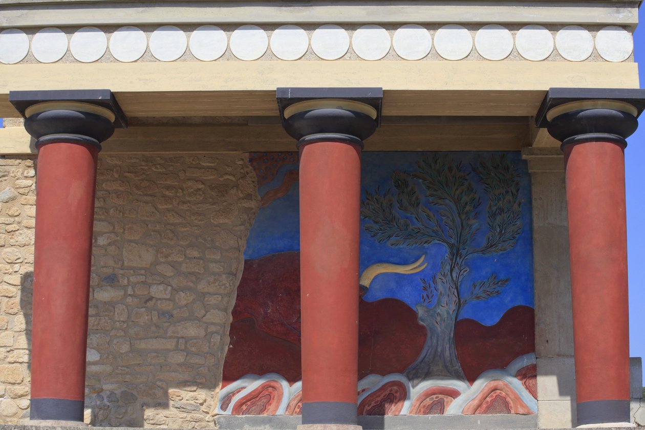 Minoenin Knossoksen arkeologinen alue. Pohjoinen sisäänkäynti, pohjoispilarin sali. Arthur Evansin rekonstruoima linnake, johon hän asetti kopion kunnostetusta härkäfreskosta. Knossos, Kreeta. tekijältä Minoan