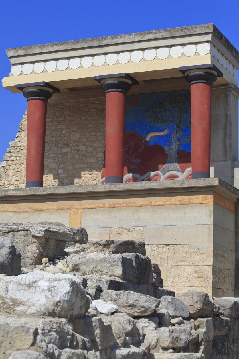Minoenin Knossoksen arkeologinen alue. Pohjoinen sisäänkäynti, pohjoispilarin sali. Arthur Evansin rekonstruoima linnake, johon hän asetti kopion kunnostetusta härkäfreskosta. Knossos, Kreeta. tekijältä Minoan