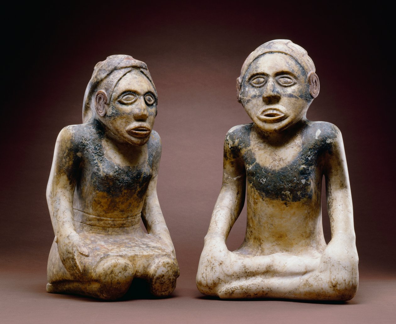 Istuvat mies- ja naishahmot, Etowah, 1200-1450 (marmori) (katso myös 422895) tekijältä Mississippian culture