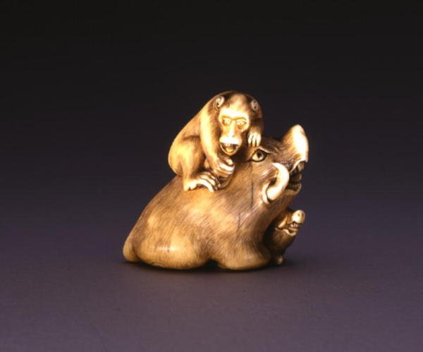 Netsuke, joka kuvaa villisiaa apinan kanssa, n. 1800-1810 (norsunluu ja upotekoristeinen sarvi) tekijältä Mitsuhide