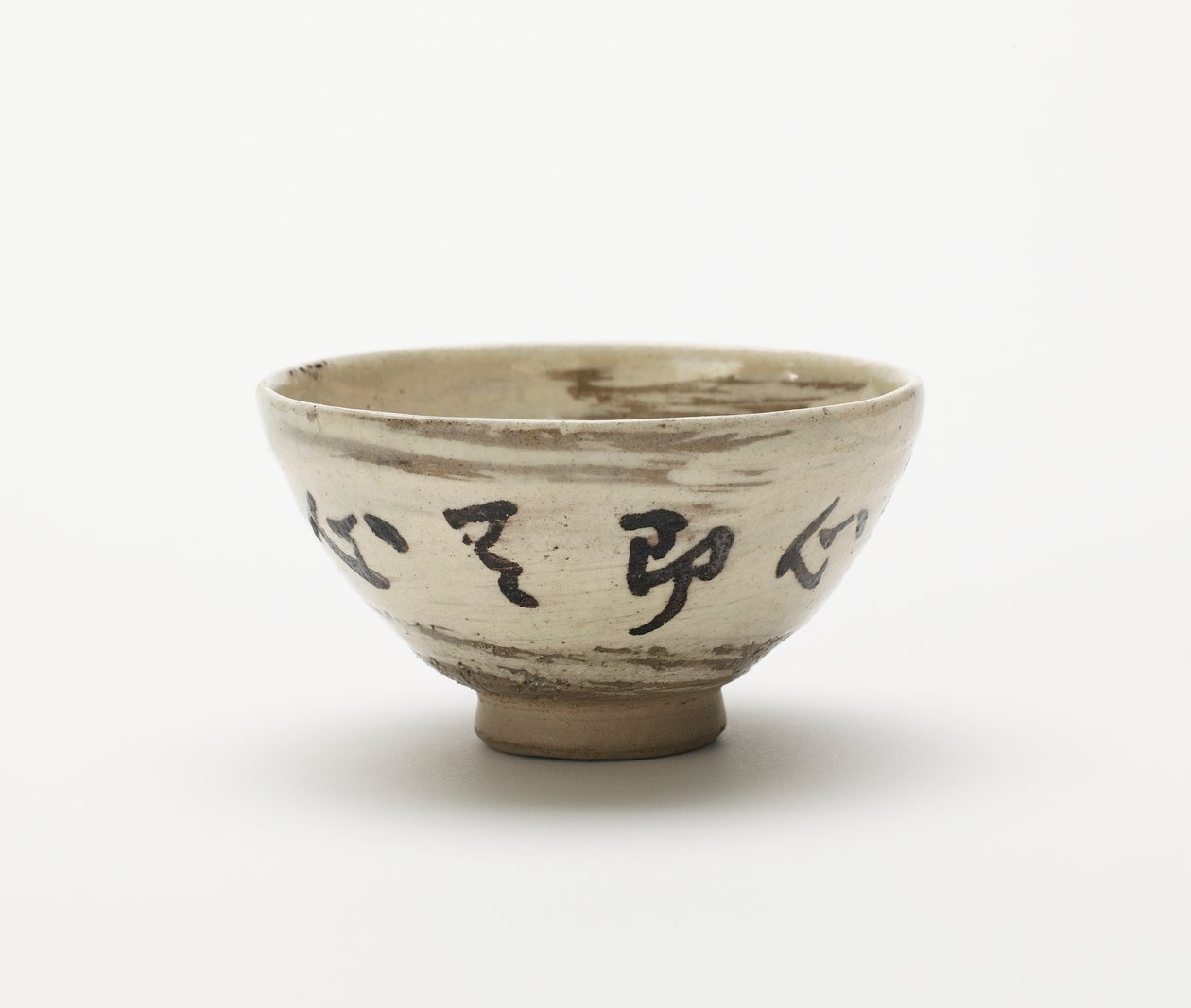 Yksi kuudesta sake- tai sencha-kupista, Edo, Musashi, Japani, Meiji-aika, 1800-luvun loppu (ruskea savi) tekijältä Miura Ken