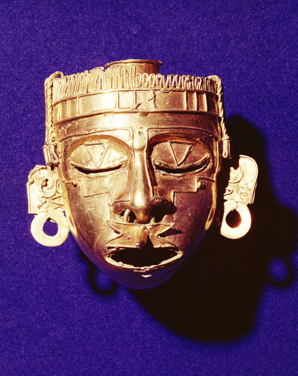 Xipe Totecin jumalan naamio, haudasta 7, Monte Alban, 1300-1450 (kulta) tekijältä Mixtec
