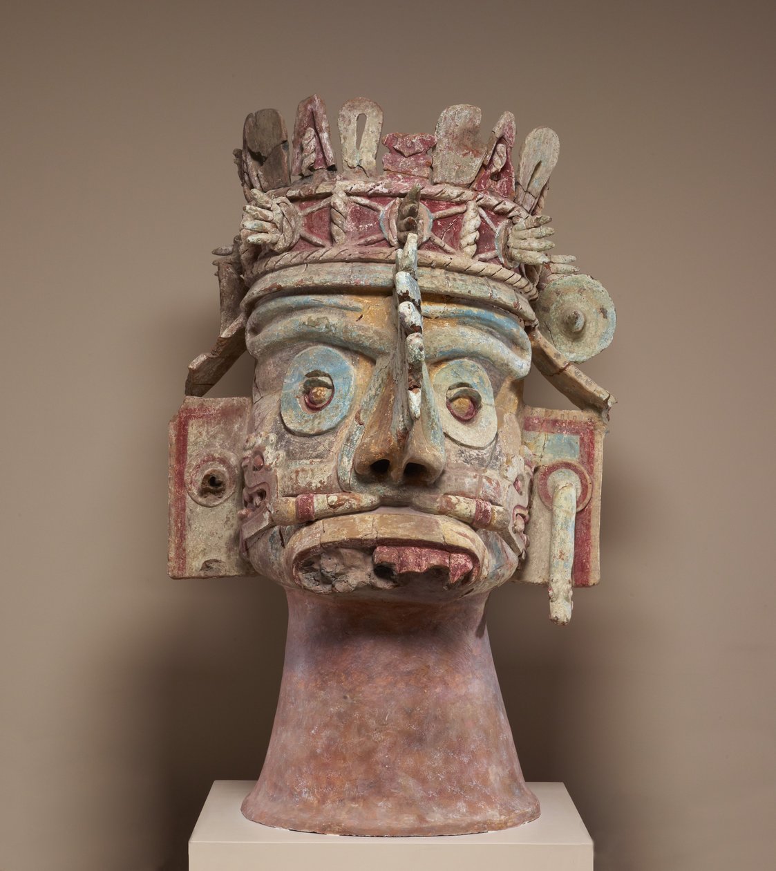 Tlalocin sadejumalan pää, myöhäisjälkiluokkainen kausi, noin 1300-1521 (keramiikka, tuffi, stukki ja maali). tekijältä Mixtec Mixtec