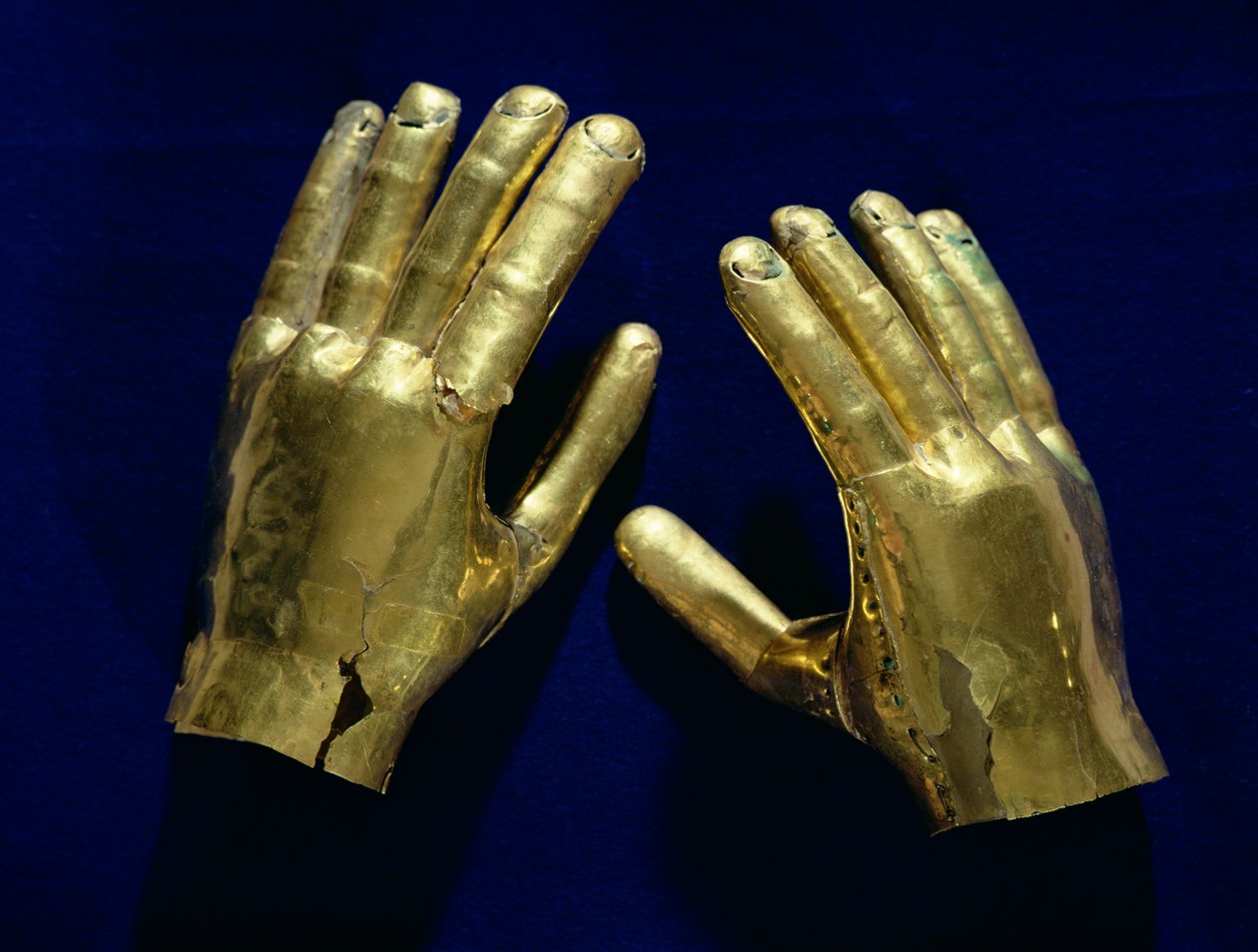 Hautakäsipari, Peru, n. 200-800 (kulta). tekijältä Moche