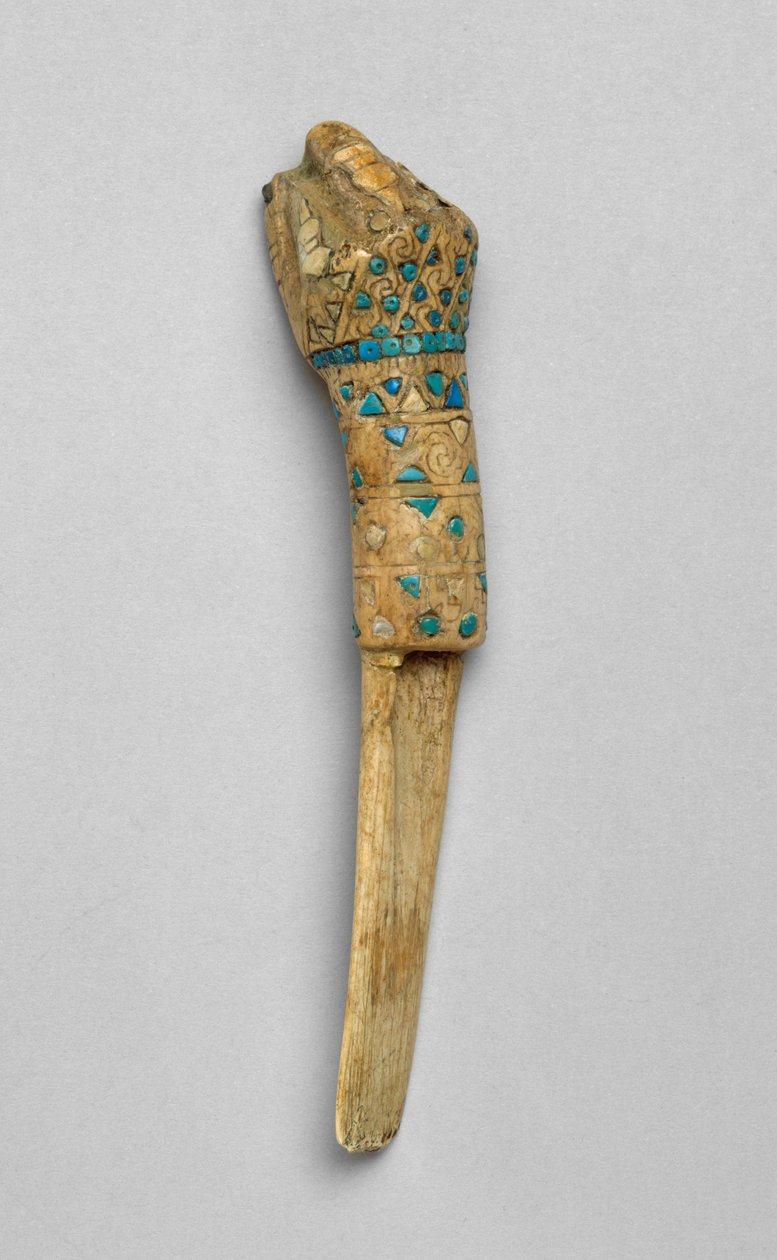 Rituaalilastalla puristettu nyrkki, 01-700 (luu, turkoosi, kuori ja kivi) tekijältä Moche
