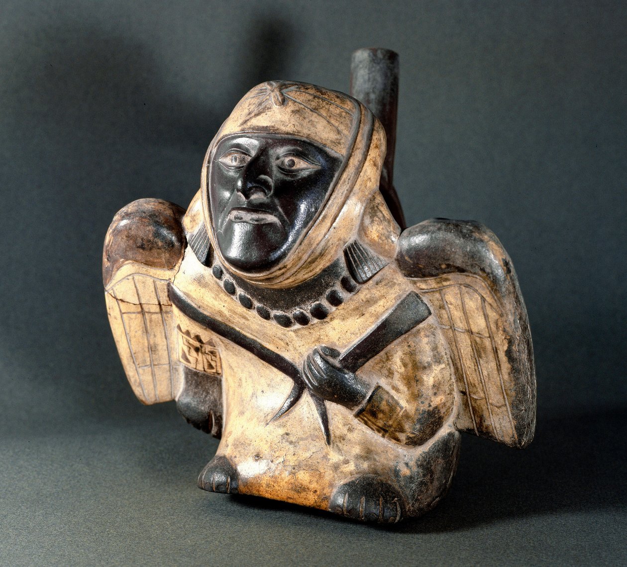 Esikolumbialainen taide, Mochica-kulttuuri (Moche): antropomorfinen maljakko, joka edustaa miehen siipeä. 100 eKr.-800 jKr. Lima, kansallinen antropologian ja arkeologian museo, Peru tekijältä Moche Moche