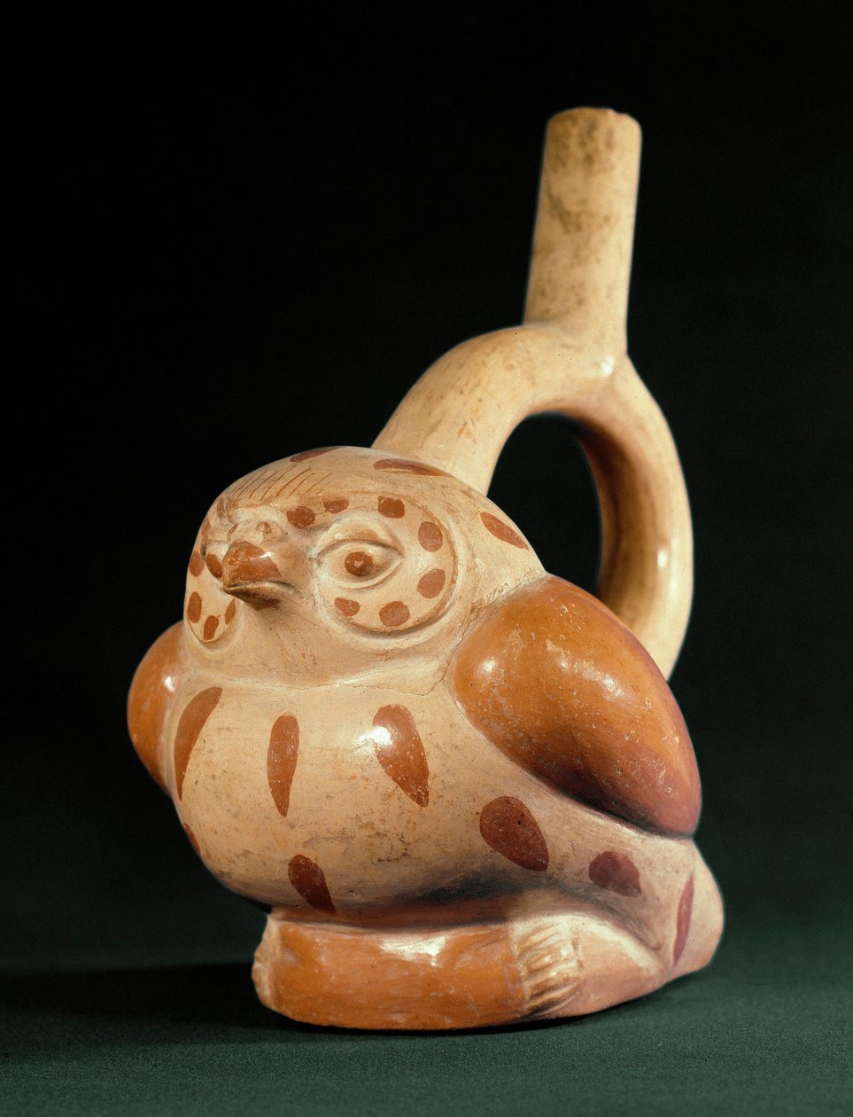 Esikolumbialainen taide, Mochica-kulttuuri (Ugly): terrakotta-maljakko pöllön muodossa. 100 eKr.-800 jKr. Lima, kansallinen antropologian ja arkeologian museo, Peru tekijältä Moche Moche