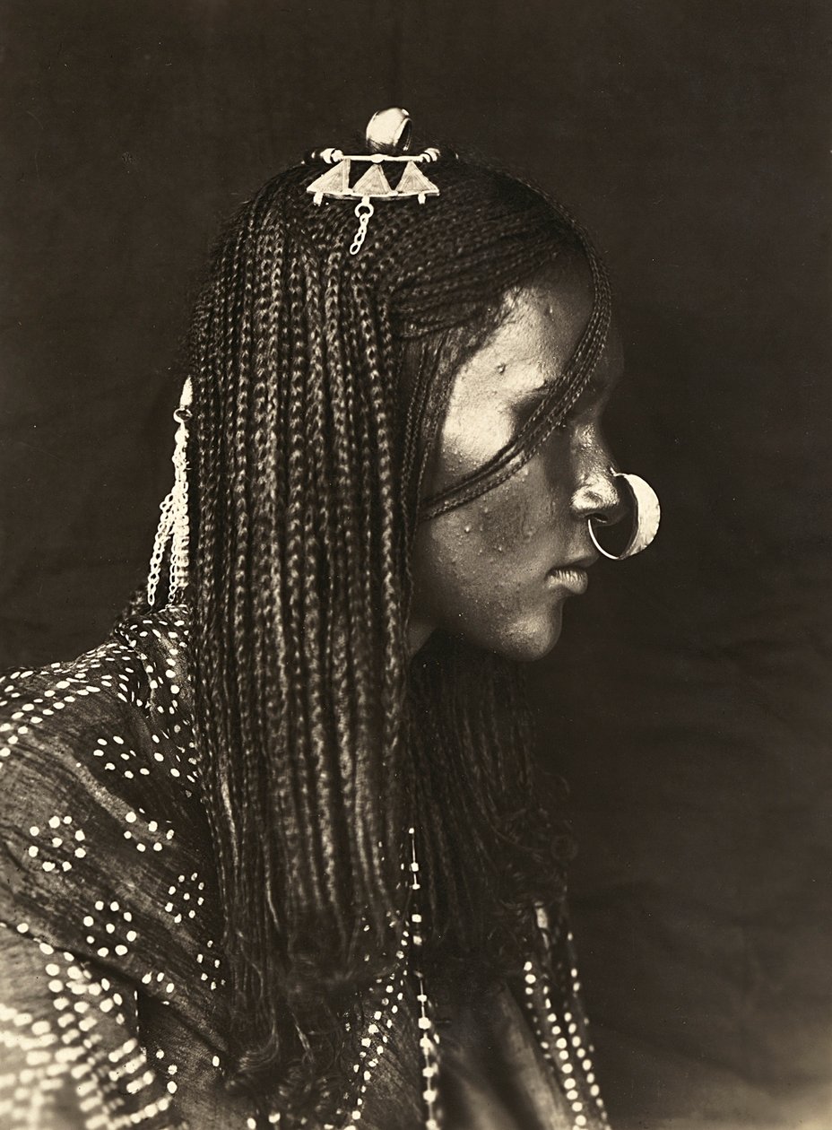 "Imperiumin rakentaminen" fasistisella aikakaudella: muslimityttö, 9.5.1936 (m/v kuva) tekijältä Modestino Baldinetti