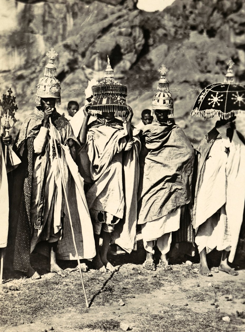 "Imperiumin rakentaminen" fasistisella aikakaudella: ryhmä Abessinialaisia pappeja, 9.5.1936 (m/v kuva) tekijältä Modestino Baldinetti