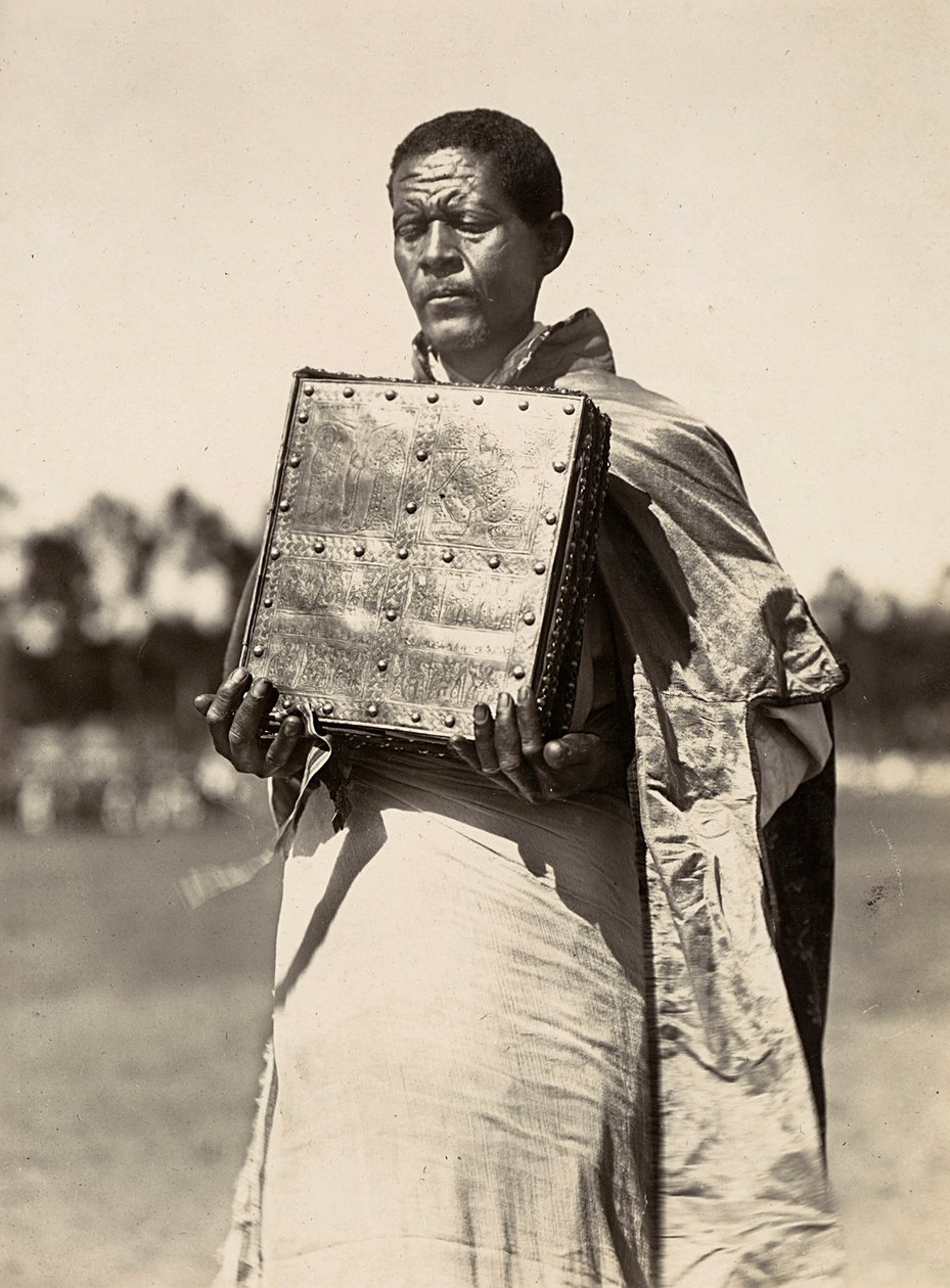 "Imperiumin rakentaminen" fasistisella aikakaudella: Abessinialainen pappi kantamassa evankeliumikirjaa, 5.9.1936 (m/v kuva) tekijältä Modestino Baldinetti
