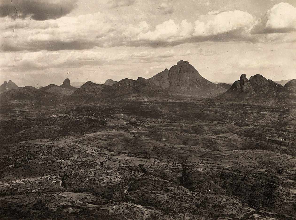 "Imperiumin rakentaminen" fasistisella aikakaudella: Aduan vuoret, Etiopia, 9.5.1936 (m/v kuva) tekijältä Modestino Baldinetti