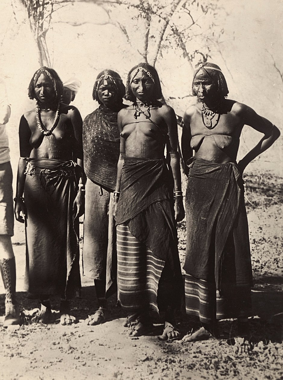 "Imperiumin rakentaminen" fasistisella aikakaudella: naiset Cunama-heimosta, 9.5.1936 (mv/v kuva) tekijältä Modestino Baldinetti