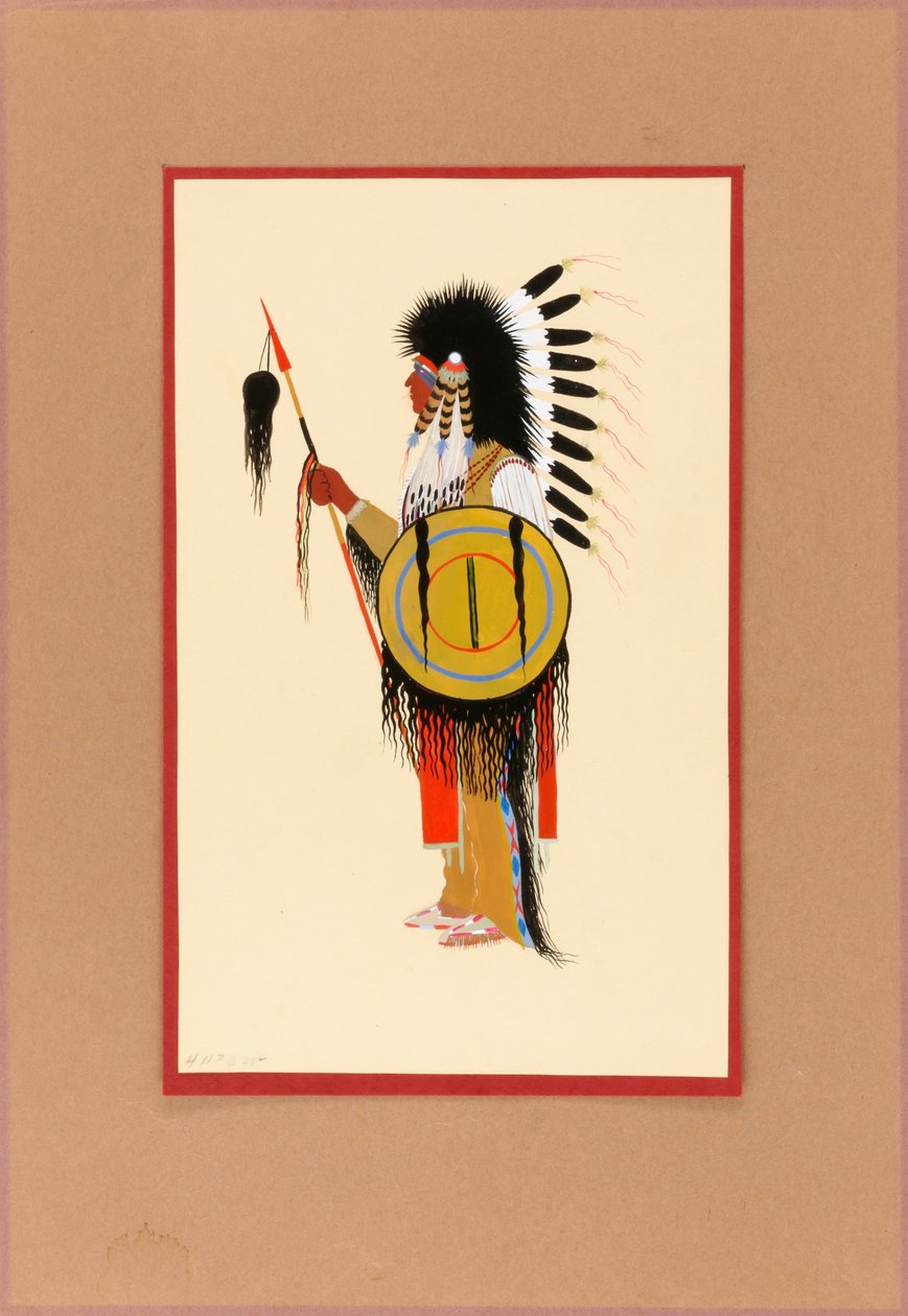 Cheyenne Warrior höyhenpäähineessä, jossa on kilpi, n. 1915-1937. tekijältä Monroe Tsatoke