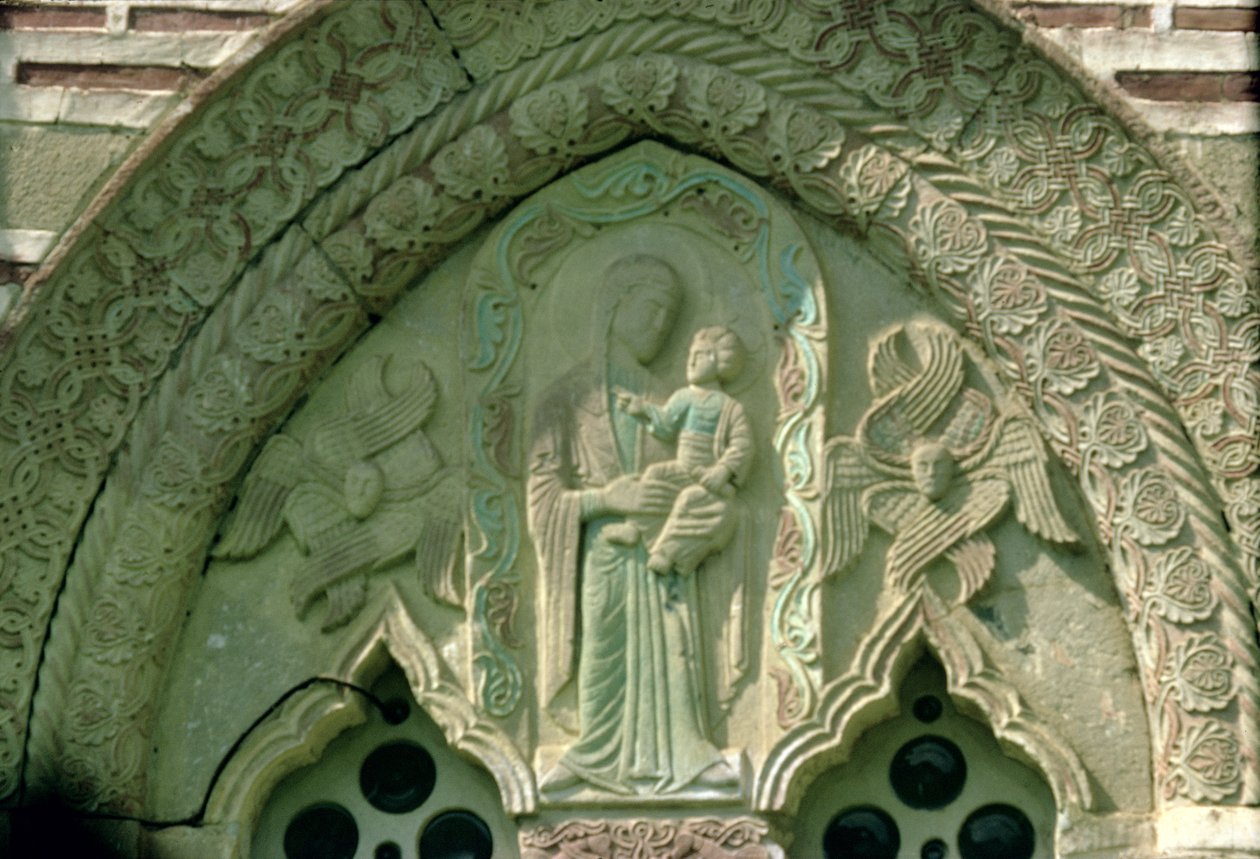 Madonna ja lapsi, kirkon ikkunayksityiskohta, rakennettu 1413-17 (kivi) tekijältä Morava School