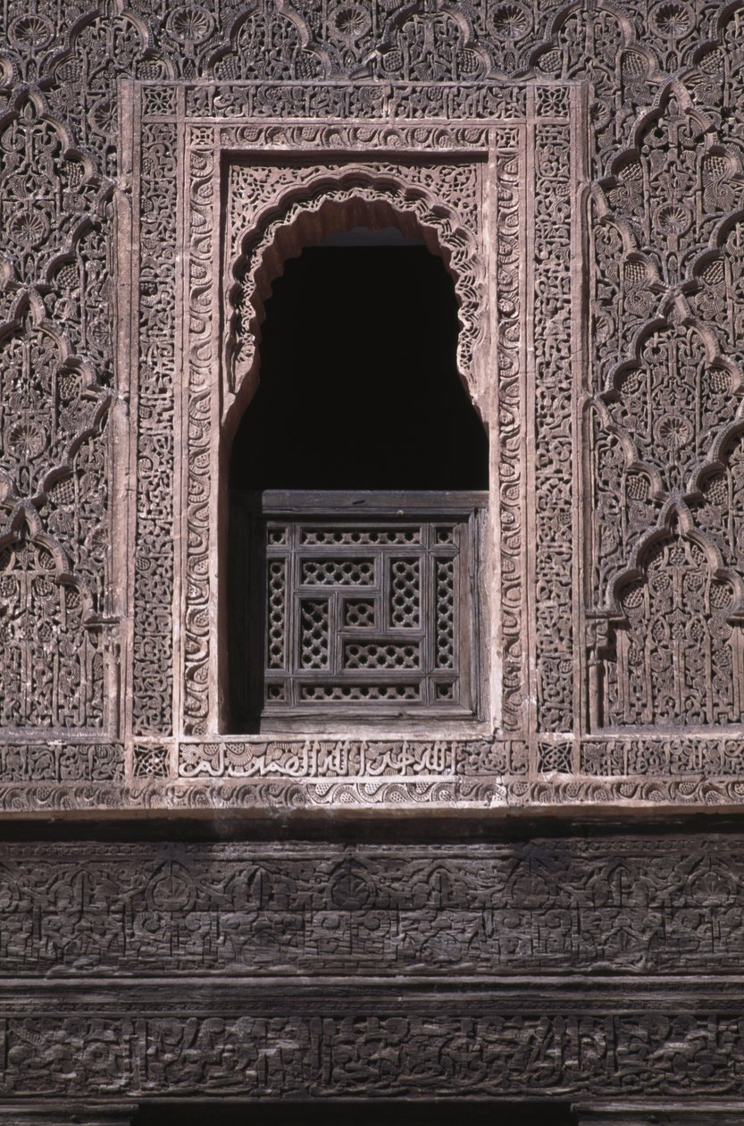 Näkymä saadilaisten vuonna 1565 rakentaman Ali ben Youssef Medersan pihan ikkunasta (setripuu- ja stukkitöitä) tekijältä Moroccan School