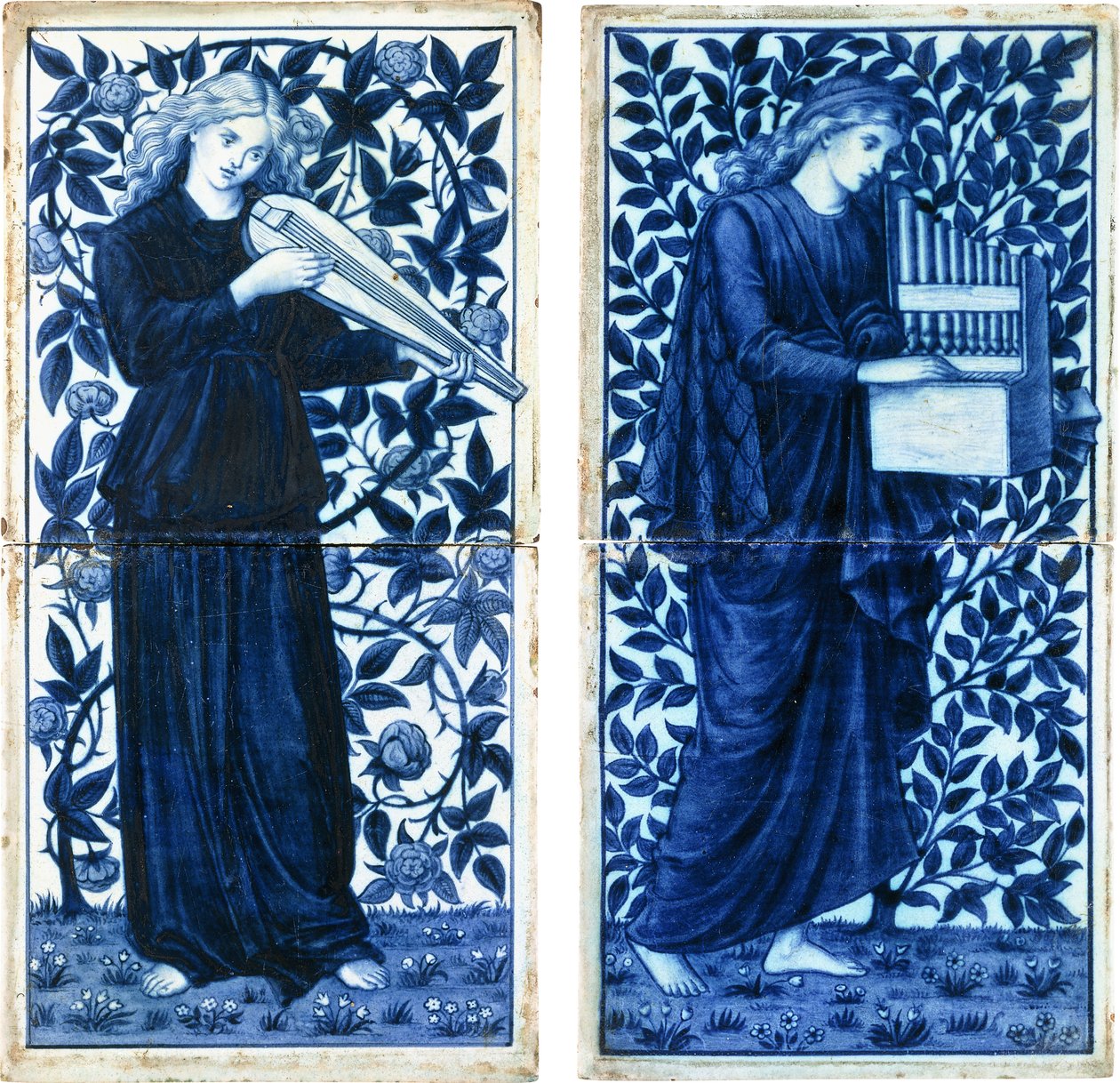 Neljän kappaleen sarja William Morris Co, n. 1900 (tinalasitettu keramiikka, maali) tekijältä Morris and Company
