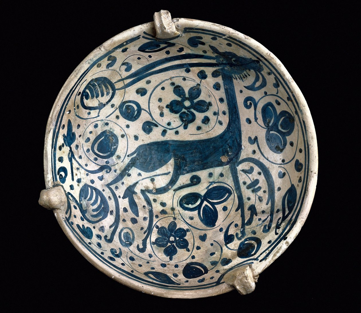 Art mudejar: keraaminen kuppi azul, koristeltu Paterna, Manises-hirvi (latinalais-maurilainen tyyli). 1300- tai 1400-luvun Barcelona. Barcelonan keramiikkamuseo, Espanja tekijältä Mudejar School