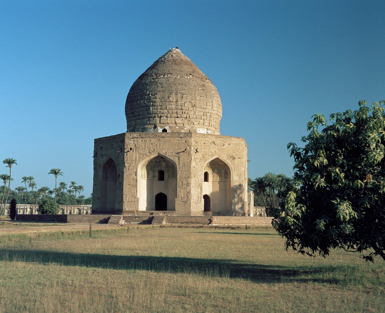 Näkymä Asif Khanin mausoleumista, joka sijaitsee Shahdara Baghissa tekijältä Mughal School
