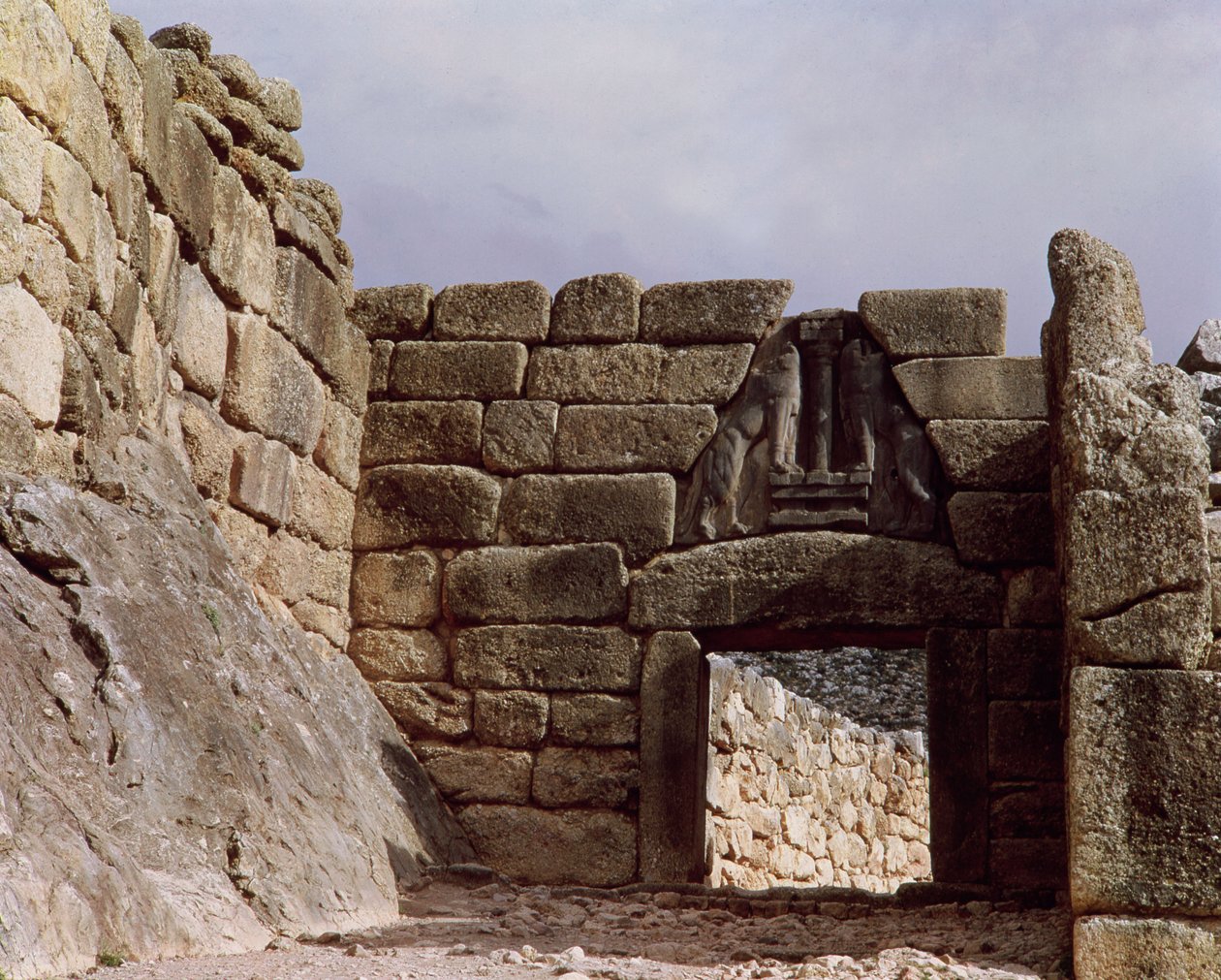 Näkymä Lion Gatewaylle palatsin sisäänkäynnin luona tekijältä Mycenaean