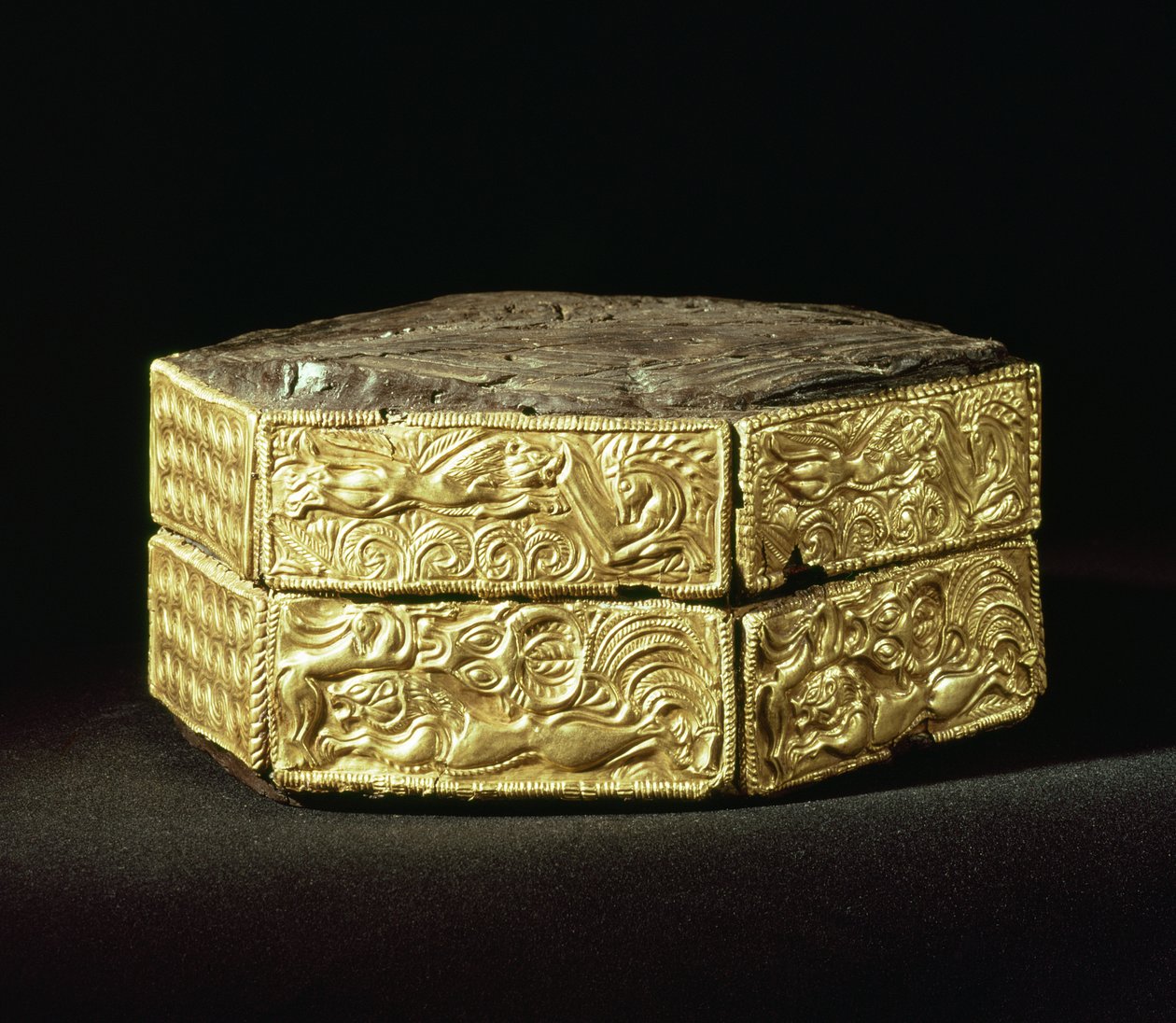 Kuusikulmainen pyxis koristeltu eläimillä, hauta V, Grave Circle A, Mycenae (puu ja kulta) tekijältä Mycenaean