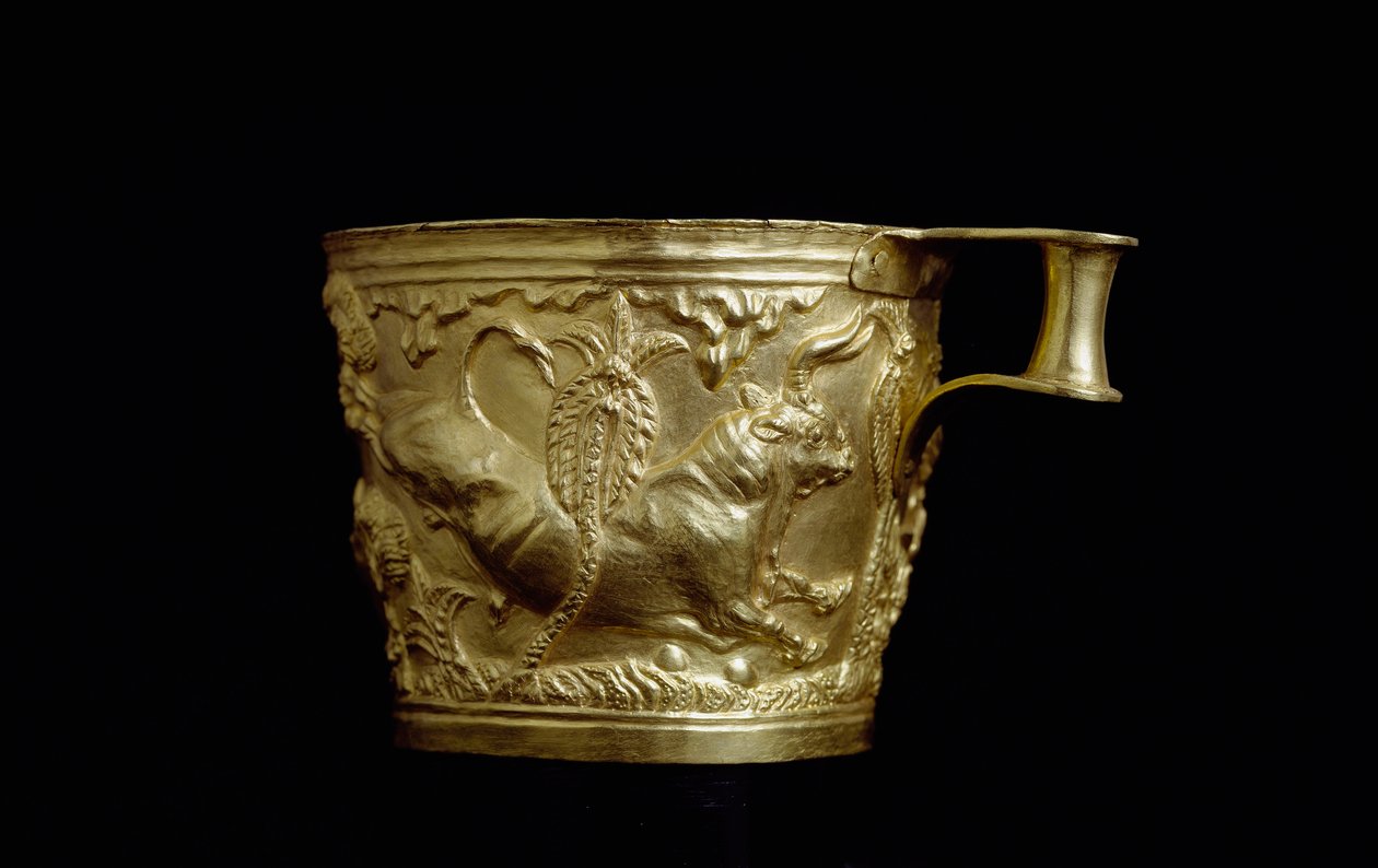 Mykenean taide: kultakupin koristelu härkäreliefistä Vapheiosta, mykeneen linnoituksesta Spartan eteläpuolella. 1500 eKr. Athenes, kansallinen arkeologinen museo tekijältä Mycenaean