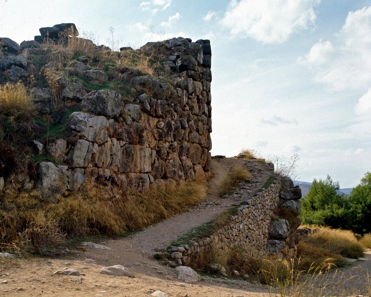 Mycenian taide: pääsy Mykeneen linnoitukseen, Tirynsiin, kaupunkiin noin 1200 eaa. Kreikka tekijältä Mycenaean