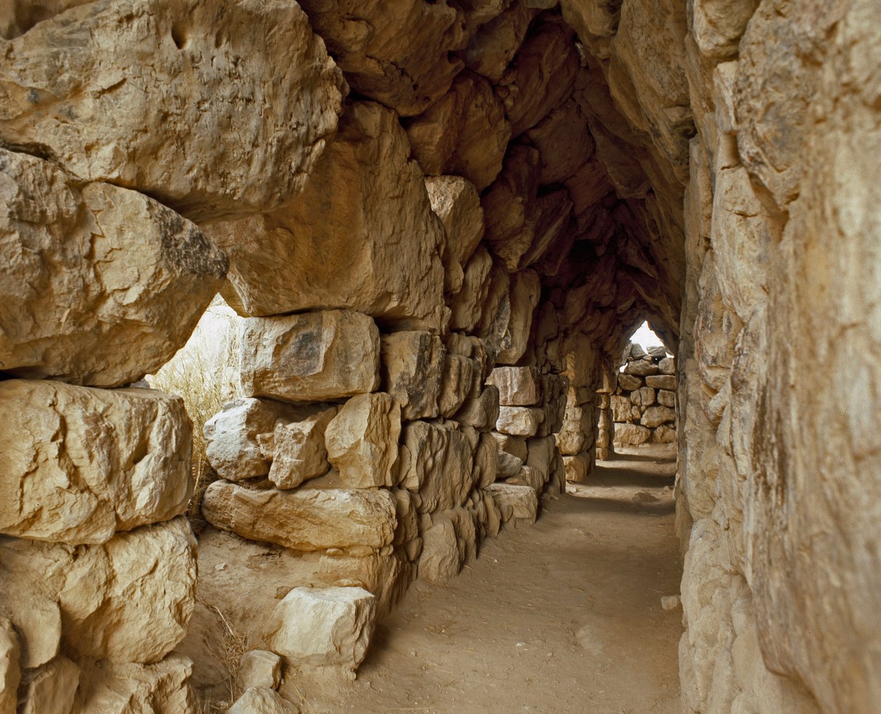 Mycenian taide: mykeneen linnoituksen katettu kulkuväylä, Tiryns kaupunki, noin 1200 eaa. Kreikka tekijältä Mycenaean