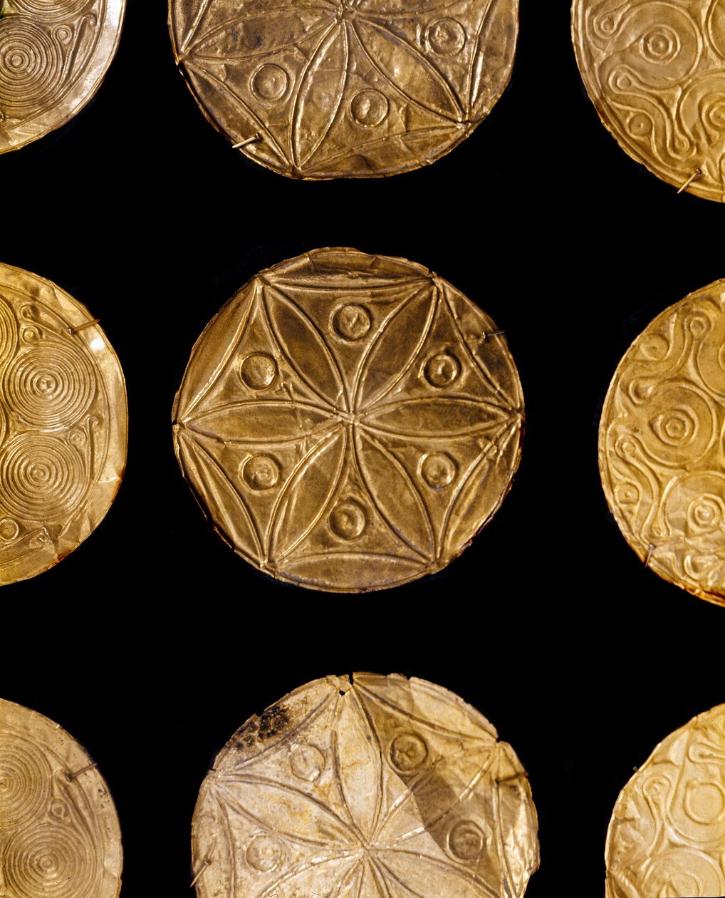 Mykeneen taide: kultaiset seremoniakiekot, joita käytettiin haudan III, Mykeneen vaatteiden koristeluun. 1500-luvulla eaa. Athenes, kansallinen arkeologinen museo tekijältä Mycenaean