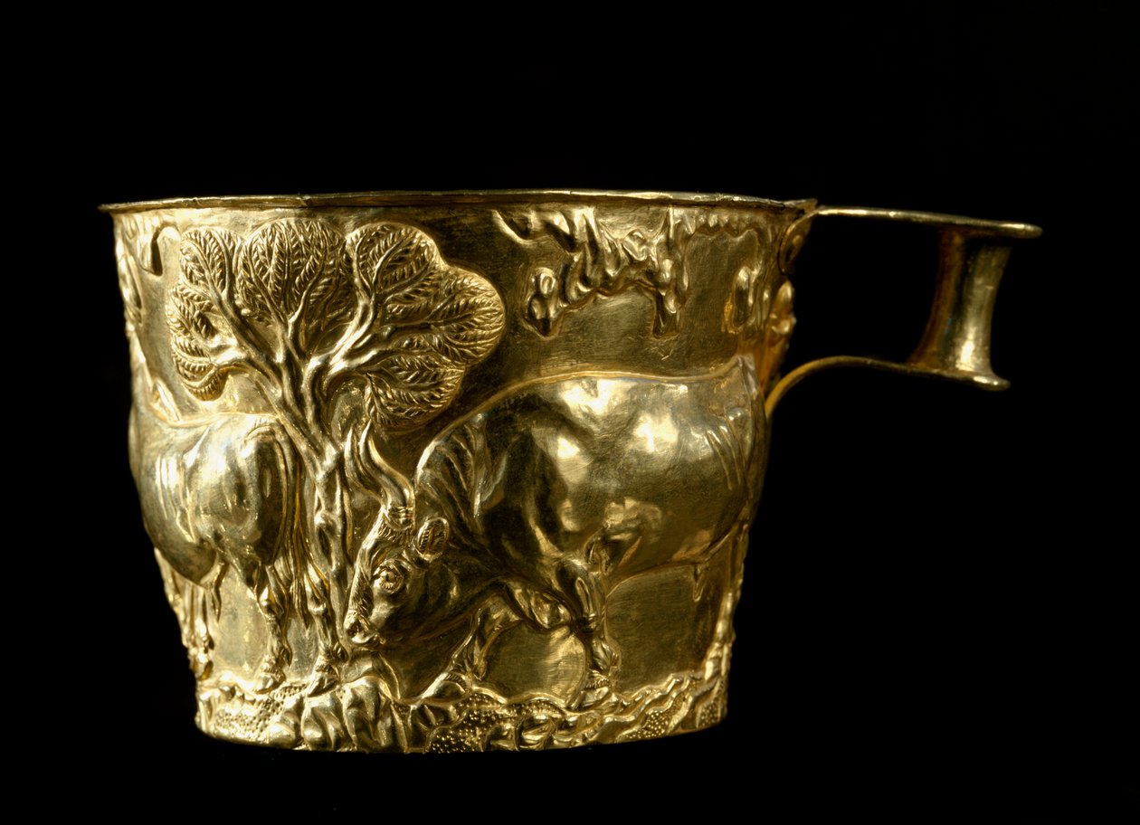 Mycenian taide: kultakuppi hylkii härkää, joka leijuu maastossa Vapheion (tai Vaphion tai Vafion) paikalta. 1500 eaa. Himmeä. 8 cm Kansallinen arkeologinen museo Athenes Kreikka. - Mycenaean taide: regrowth kultaa kuppi härkä nuuskii tekijältä Mycenaean