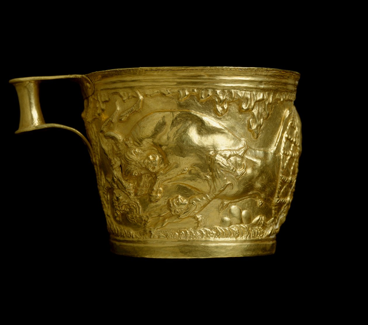 Mycenian taide: kultakuppi hylkii Vapheion (tai Vaphion tai Vafion) paikan härkien sieppauskohtauksella. 1500 eaa. Himmeä. 8,4 cm Ateenan kansallinen arkeologinen museo Kreikka. tekijältä Mycenaean