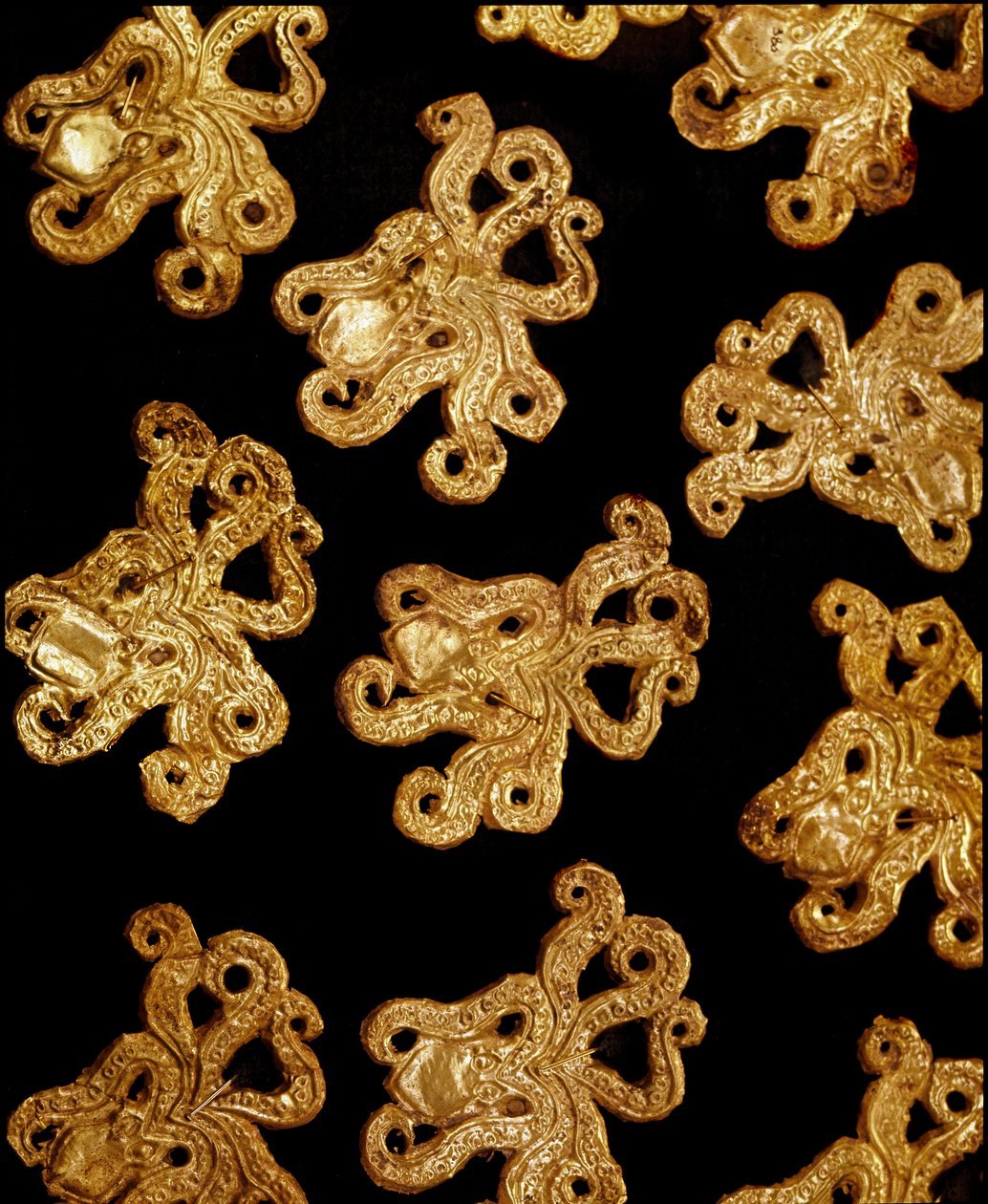 Mykeneen taidetta: pienet kultaiset mustekala rintakorut haudasta III, Mycenae. 1500-luvulla eaa. Athenes, kansallinen arkeologinen museo tekijältä Mycenaean