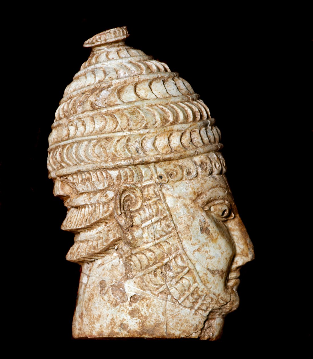Mykeneen taidetta: pieni soturin pää kaiverretusta norsunluusta haudasta III, Mycenae. 14-13-luvulla eKr. Himmeä. 5 cm Athenes, Kansallinen arkeologinen museo tekijältä Mycenaean
