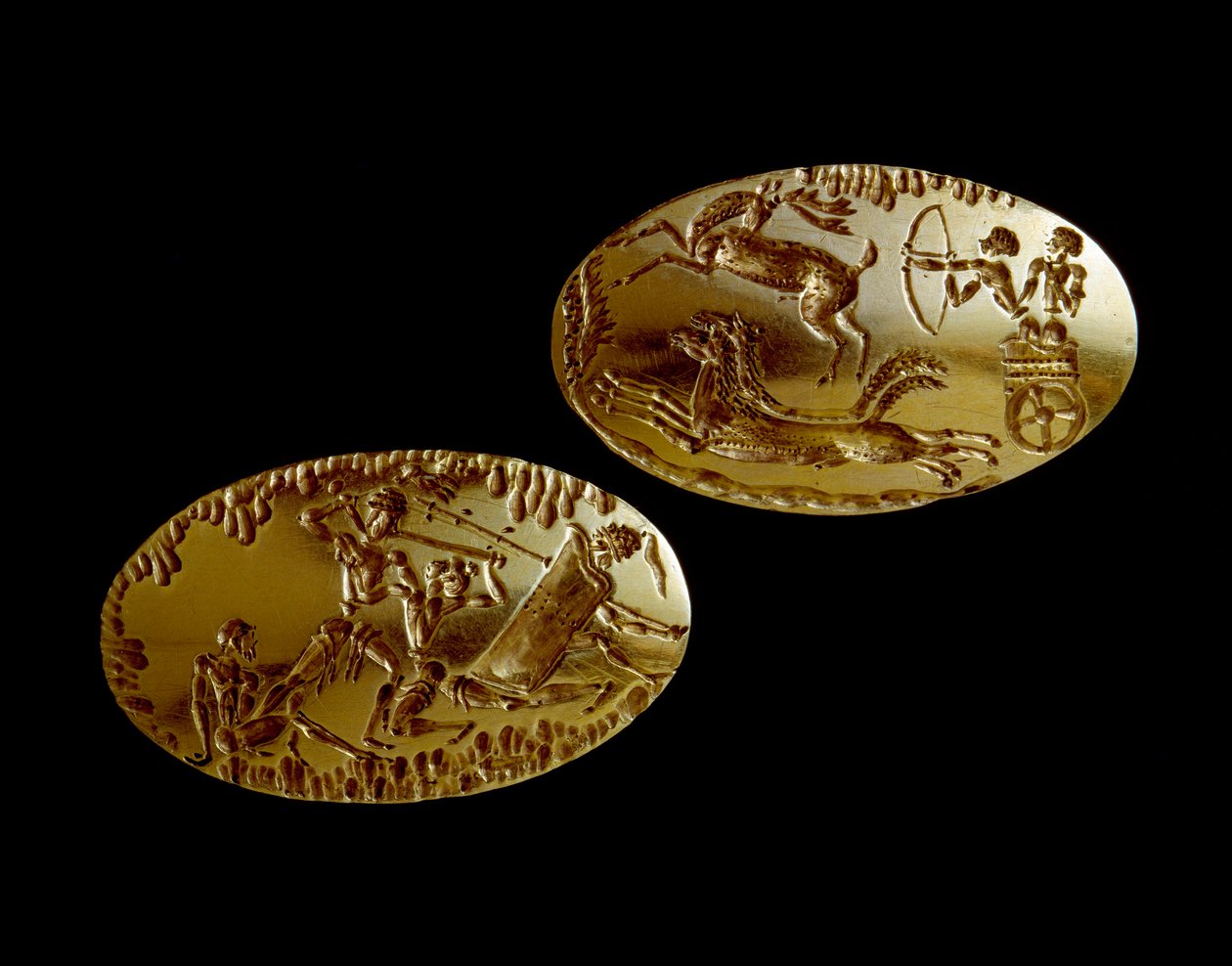 Mycenian taide: kaksi kultasinettiä, joihin on lyöty panssarivaunussa oleva metsästyskohtaus ja soturi, joka kohtaa kolme vastustajaa. 1550-1100 eaa. Mykeneen haudasta IV. Athenen kansallinen arkeologinen museo (inv. 240 ja 241) - Mykenean taide: kaksi kul tekijältä Mycenaean