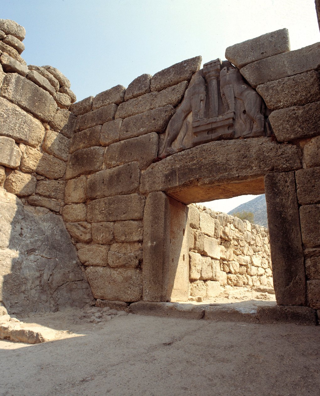 Näkymä Leijonien portille Mycenaen kaupungissa Kreikassa tekijältä Mycenaean