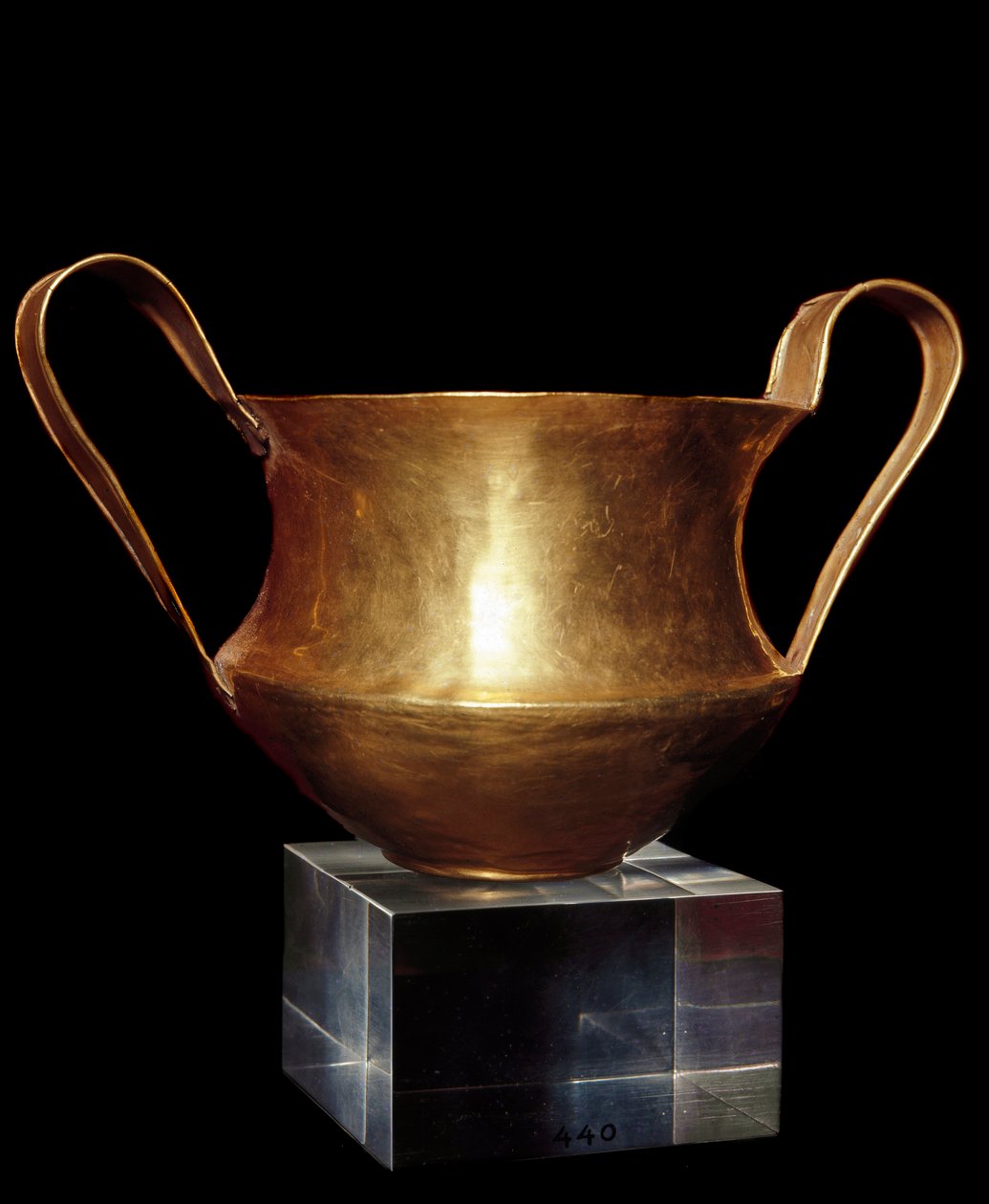 Mycenian taide: kultainen canthara (tai kantharos) yhdestä Mycenesin hautausmaan kuninkaallisista haudoista. Athenes, kansallinen arkeologinen museo - Mykenen taide: kultainen kantharos (juomakuppi kahdella korkealla pystysuoralla kahvalla) yhdestä Mycin k tekijältä Mycenaean Mycenaean