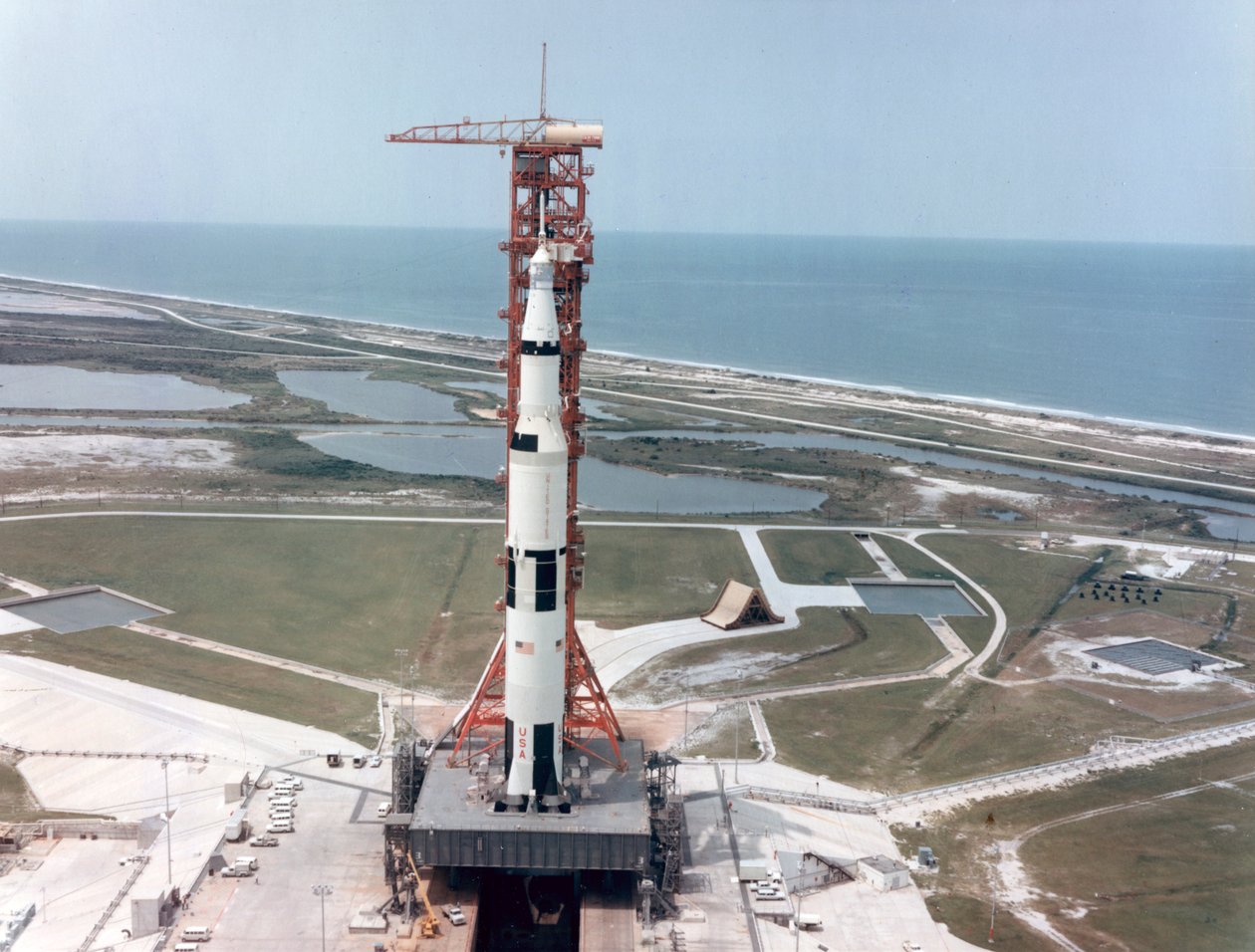 Apollo 15 laukaisualustalla Kennedy Space Centerissä, Floridassa, Yhdysvalloissa, 1971. tekijältä NASA Images
